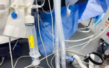 Ameliyathanede bir hastaya cerrahi maske tak.