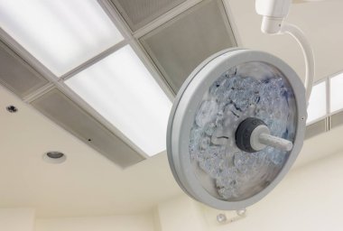 Modern klinikteki ameliyathane.