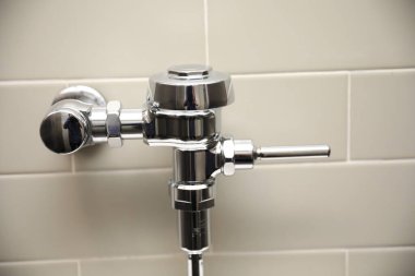 Modern banyo başlığı ve beyaz çelik musluk..