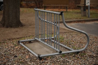 Yürümek için zincirli metal bisiklet zinciri.