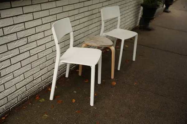 Parktaki beyaz tahta sandalye.