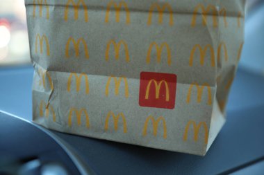 McDonald 'ın yemeği arabada.