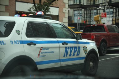 Manhattan, New York 'ta bir polis arabası.
