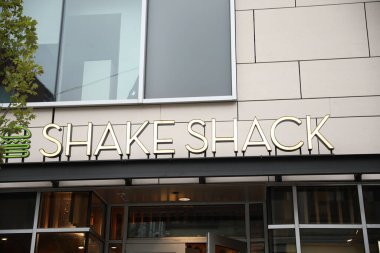 Modern binanın dış yüzeyi.