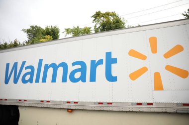 Amazon caddesinde Amazon logosu ve teslimat logosu. Amazon logosu bir Amerikan şirketi ve zincir şirketidir..