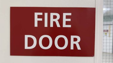 Dükkandaki itfaiye kapısı tabelası.