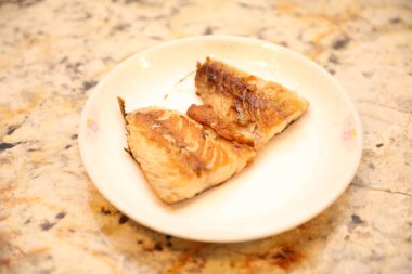 Tabakta kızarmış balık.