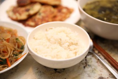 Kızarmış yumurtalı Kore yemeği pilavı