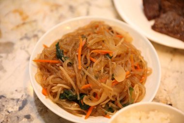 Domuz eti ve sebzeli kızarmış erişte.