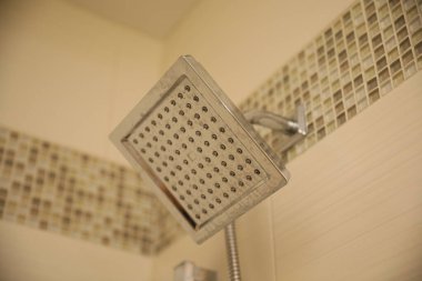 Modern banyo ve duş başlığı.