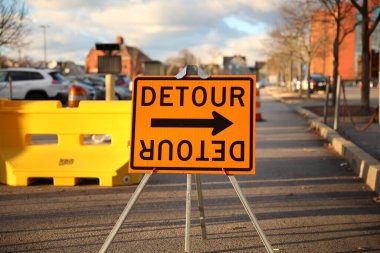 Sokak, modern ile yavaş arasındaki yolu işaret ediyor.