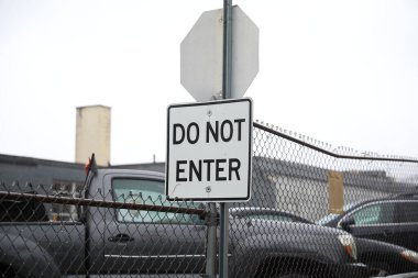 Beyaz arkaplandaki uyarı işaretinin dikey görüntüsü