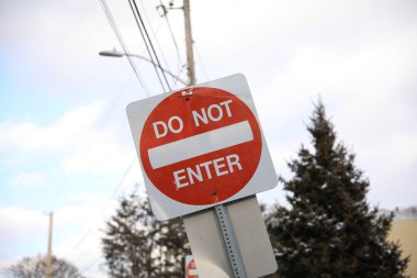 Beyaz arka planda bulunabilecek bir yol işareti