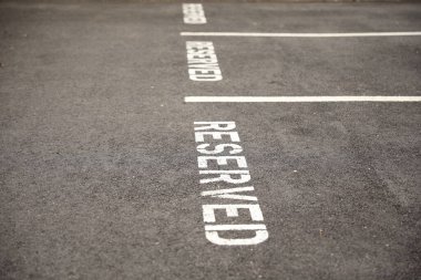 Boş bir otoparkta yer ayırttım.