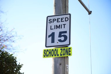 okul sınırı işareti mavi arkaplan ve beyaz çizgili