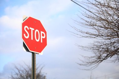 mavi arka planda trafik işareti.