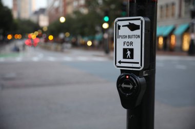 Sokakta trafik ışığı