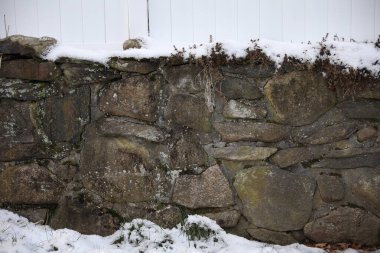 Yosun ve yosunlu eski taş duvar.