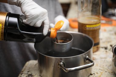 Barmen bardağa kokteyl dolduruyor.