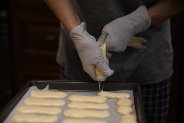 Tatlı hamur yapmak.