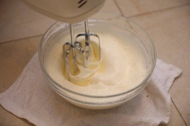 Pasta için hamur yapmak.