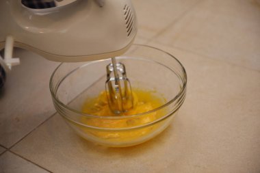 Beyaz çikolatalı bir bardak sütü yakın.