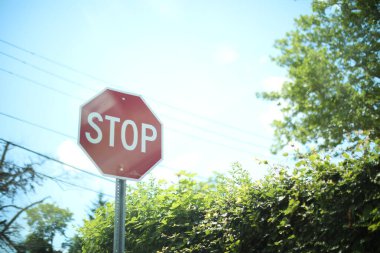 Şehirdeki dur tabelası