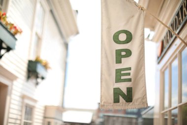 Pencerenin önünde açık tabela.