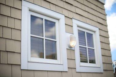 Siyah panjurlu beyaz ahşap pencere