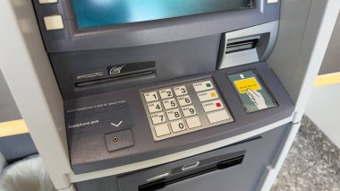 ATM kartı ve para ofis, finans ve bankacılık masasında