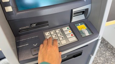 ATM 'nin elinde nakit para