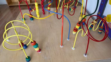 Ahşap masada renkli topları olan renkli ahşap bir abaküs.