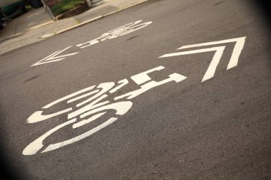 Sokaktaki bisiklet tabelası