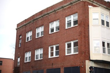 Güneşli bir günde mavi gökyüzünün altındaki tuğla binanın alçak açılı görüntüsü.