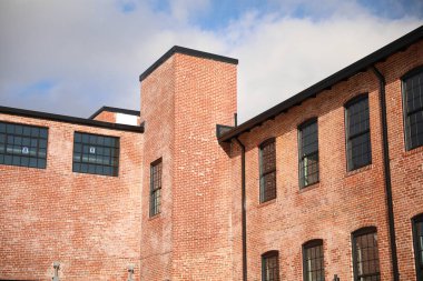 Şehirdeki eski tuğla bina.