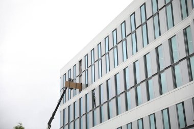 Gökyüzü arka planı açık modern ofis binası, mavi gökyüzü ve