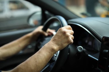 Direksiyonlu bir araba.