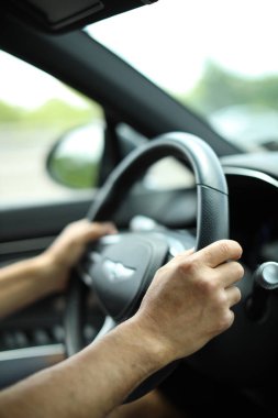 Modern araba kullanan bir adam. Yakın çekim görüntüsü. Arabayı süren adam.