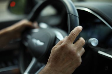 Araba süren bir adam.