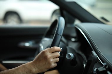 Araba süren bir adam.