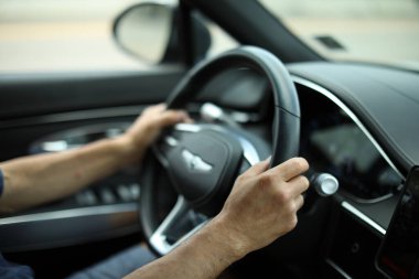 Modern arabadaki adam.