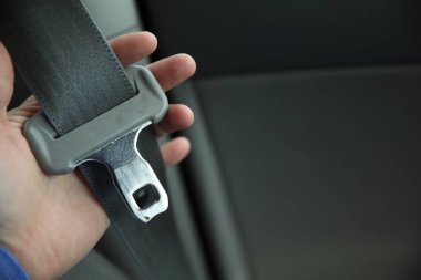 Bir araba kemerini kapat.