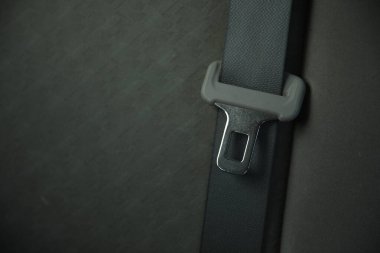 Bir arabanın kapısını koluyla kapat.