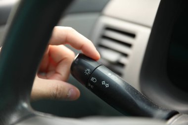 Araba anahtarı direksiyonda.