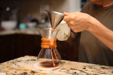 Kahve odasında kahve hazırlayan barista.