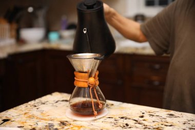 Kahve fincanından kahve dolduruyorum.