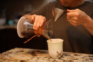 Bir fincana kahve dolduruyorum..