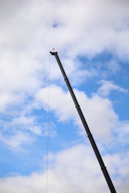 Şehir parkında inşaat vinci