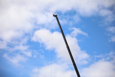 Vinç gökyüzünü kaldırıyor.