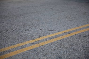 Siyah çizgili yol yüzeyi dokusu.